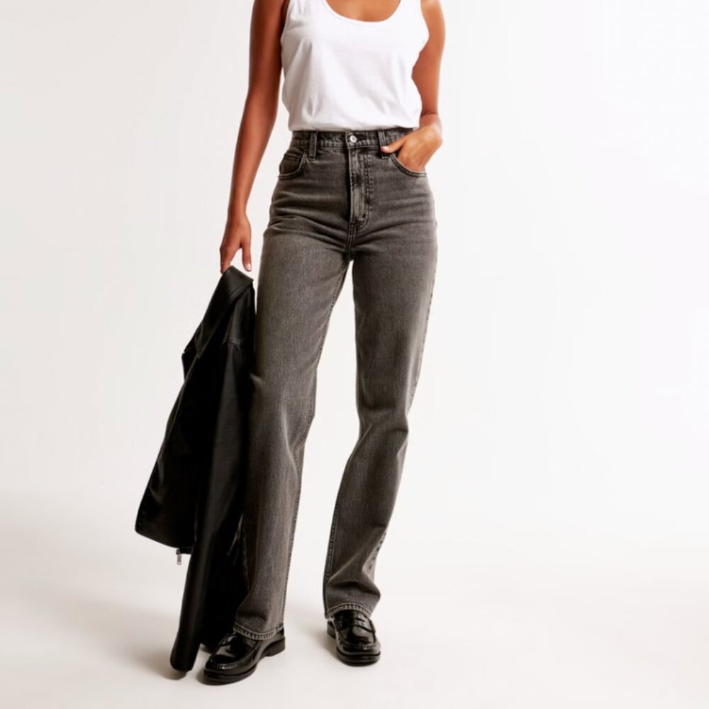 Abercrombie Women's Ultra High Rise 90s Straight Jean Size 32